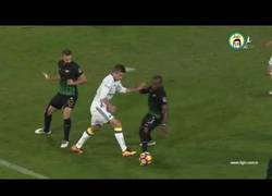 Enlace a El terrible codazo que recibió Van Persie por el que casi pierde un ojo