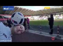 Enlace a Mourinho haciendo de las suyas con un freestyler que le esperaba