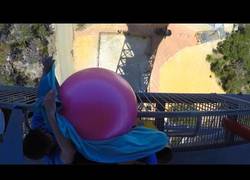 Enlace a Lanzando un balón de gimnasia repleto de agua desde 50 metros