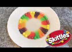 Enlace a El genial truco con Skittles para hacer un arcoiris