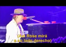 Enlace a Un fantasma aparece en pleno concierto de los Guns and Roses tocando el piano