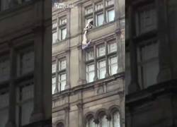 Enlace a Un policía intenta salvar a un suicida desnudo que se va abajo, quitándose los pantalones