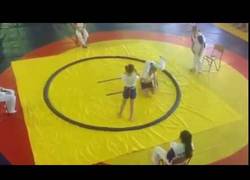 Enlace a La niña que dejó KO a su rival y al árbitro de un golpe