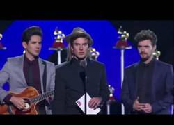 Enlace a Los españoles Dvicio siguen en el escenario de los Grammy esperando darle el premio a Juan Gabriel