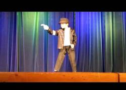 Enlace a El niño que con tan solo años imita así de genial a Michael Jackson