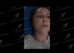 Enlace a A esta chica se le mete el Diablo dentro del cuerpo mientras graba un mensaje para su novio