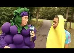Enlace a Este reportero se disfrazó de racimo de uvas para solidarizarse con este chico (Inglés)