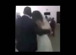 Enlace a MUY LOCO: La amante del novio acude a la boda del novio vestida igual que la novia