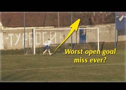 Enlace a El fail más gordo jamás visto en un gol cantadísimo con todo de cara