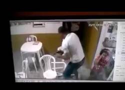 Enlace a Este hombre mata a un ladrón a punto de robar en un local [Abstenerse sensibles]