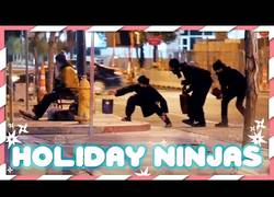 Enlace a Los ninjas que fueron por las calles a regalar a los sin techo