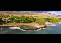Enlace a Un drone vuela sobre Hawaii y las vistas son espectaculares