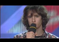 Enlace a Su tartamudez desaparece al rapear igual que Eminem