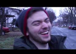 Enlace a Vídeo importante: Así se graba una pelea callejera [Inglés]