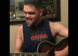 Enlace a Cantando 'Friends in Low Places' con un abridor de boca... y es muy divertido