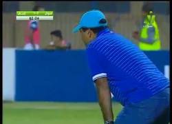 Enlace a Este árbitro se marcó un golazo de tacón al nivel de estrella mundial