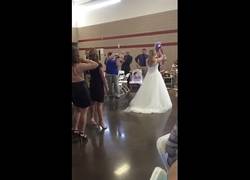 Enlace a Inesperado total lo que pasa en este lanzamiento de ramo de la novia