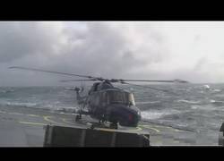 Enlace a La difícil maniobra de este helicóptero para aterrizar en un barco con la marea brava