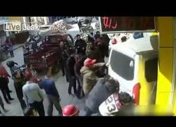 Enlace a El conductor que confundió el pedal de marchas con el de acelerar y la lío