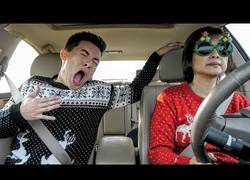 Enlace a Cantando villancicos muy locamente al lado de tu madre que ni se inmuta