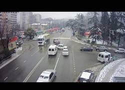 Enlace a El hombre que no supo conducir, se llevó un gran golpe y aparcó perfectamente