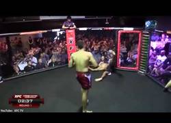Enlace a Este luchador de MMA cae fulminado en pleno combate
