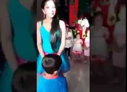 Enlace a El vergonzoso show de estas animadoras en cumpleaños para niños