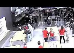 Enlace a Así de fácil y rápido se roba en un Apple Store
