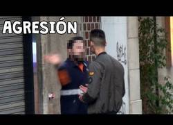 Enlace a Este youtuber famoso insulta a una persona en la calle y se lleva la hostia de su vida
