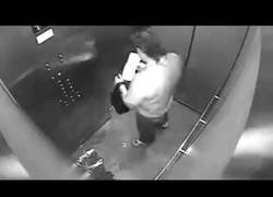 Enlace a La asquerosa acción del repartidor de comida en un ascensor antes de repartir