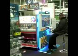 Enlace a Los trabajadores de una tienda regalan una Wii U a un adolescente que iba todos los días a jugar