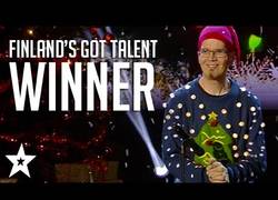 Enlace a Este hombre gana Got Talent de Finlandia tocando un villancico de pedorretas con las manos