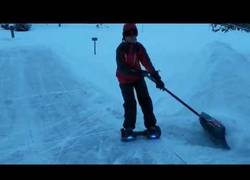 Enlace a Usando un hoverboard con gran habilidad para recoger la nieve