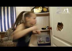 Enlace a Ella es Evnika Saadvakass, tiene 9 años y está sorprendiendo a todo el mundo de la lucha