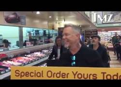 Enlace a Metallica entra a un supermercado... y aprovechan para improvisar Enter Sandman a lo loco