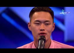 Enlace a Un asiático cantando country es lo más genial que verás hoy