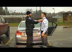 Enlace a Llegaba tarde a la presentación de  un trabajo y un policía le ayuda a atarse la corbata