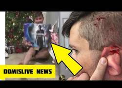 Enlace a Así le dejó el gato a su dueño tras abrir su regalo de Navidad haciendo el tonto