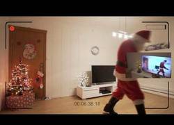 Enlace a El sensacional momento en el que llegó Papa Noel a casa de esta niña que alucinó al verlo