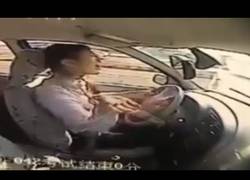 Enlace a Esta mujer entra en locura y no deja de golpearse tras suspender el examen de conducir