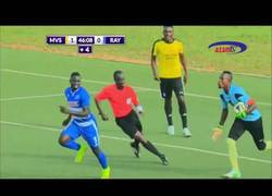 Enlace a Este jugador usa magia negra en la portería rival y a los minutos marca gol