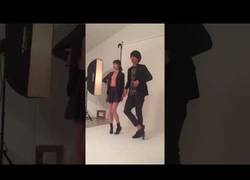 Enlace a No se puede tener más arte que estos dos modelos para posar en fotos