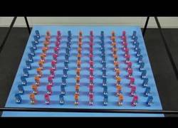 Enlace a Y así es como 100 metrónomos se sincronizan simultáneamente