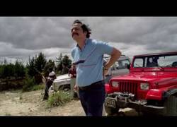 Enlace a Pablo Escobar y su manía por ajustarse los pantalones