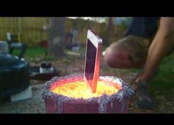 Enlace a Esto le sucede a un iPhone cuando lo bañas en aluminio fundido