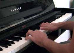 Enlace a Este chico toca con su piano los tonos del iPhone de forma magistral