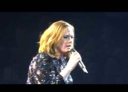 Enlace a Le falla el sonido a Adele en pleno concierto y sucede algo mágico con el público