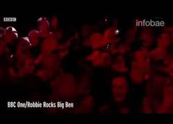 Enlace a Robbie Williams se limpia las manos con desinfectante después de tocar a sus fans