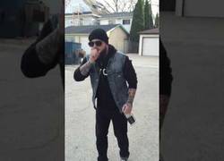 Enlace a Este hombre se bebe una botella entera de Jack Daniels en 8 segundos