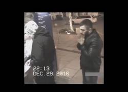Enlace a El tremendo fail de este ladrón al robarle la cartera a un chico en un cajero